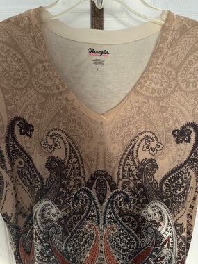 Wrangler Beige Paisley V-Neck Tee with Dark Paisley Accents